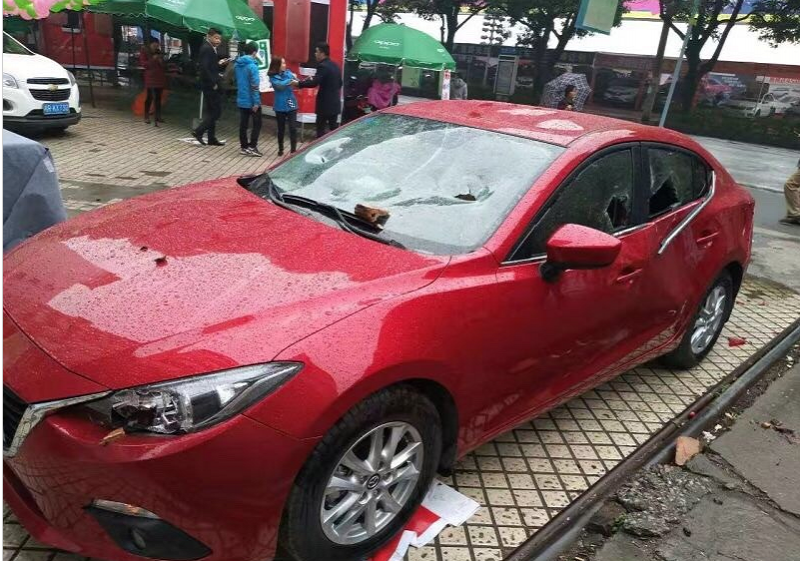 元旦百色一“豪车”当街被砸，什么仇什么怨！ - 靖西市·靖西网