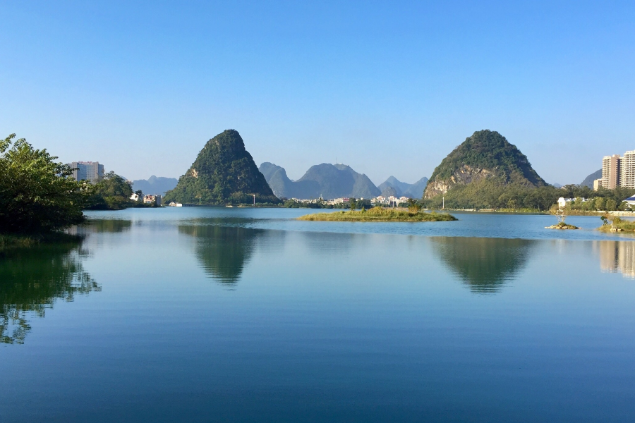 寻芳何须只名宛，龙潭湖畔不负你。风轻水前观鱼跃，幽静林下听鸟. - 靖西市·靖西网