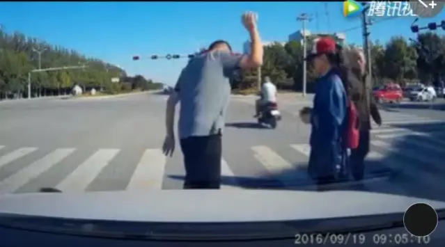 女学生过马路光顾玩手机 司机下车怒摔其手机 - 靖西市·靖西网