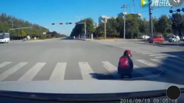 女学生过马路光顾玩手机 司机下车怒摔其手机 - 靖西市·靖西网