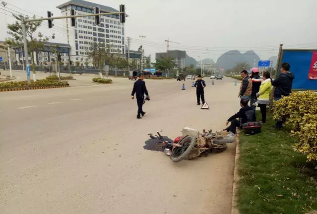 今天中午靖西德爱路段发生一起交通事故 - 靖西市·靖西网