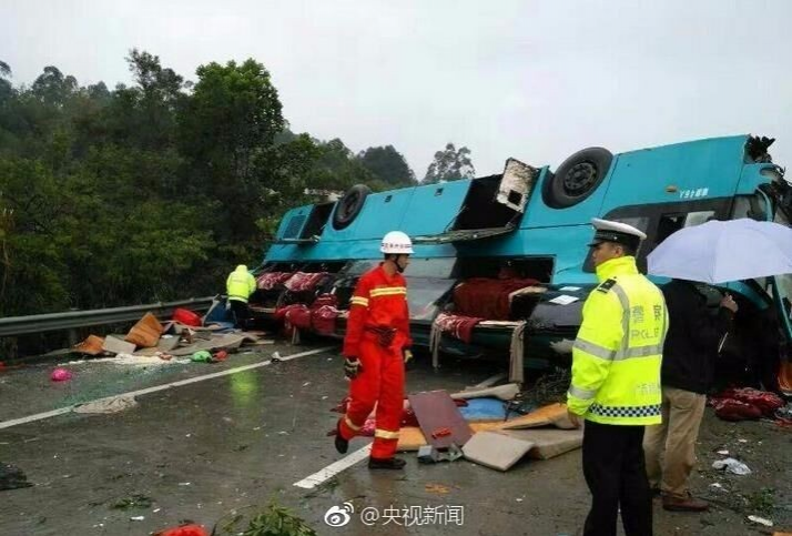 广西大巴高速上翻车致1死14伤 ，下雨请各位老司机小心驾驶啊！ - 靖西市·靖西网