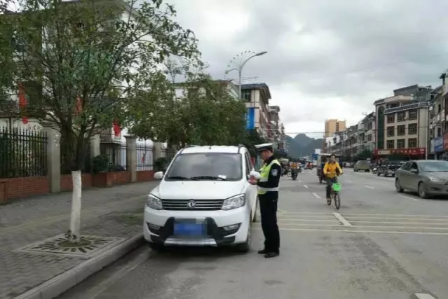 回去看看你的车被贴单了吗？靖西市公安局交警大队持续开展城区违停整治！ - 靖西市·靖西网