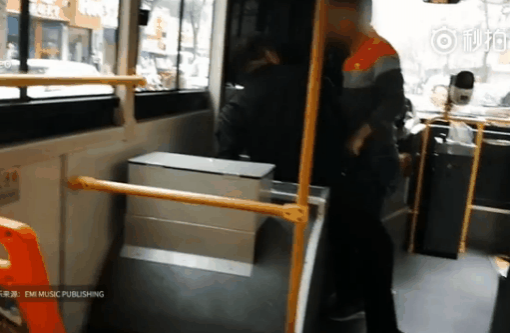 【视频】狗被公交碾死 女主人街边痛哭 男友打司机&nbsp;&nbsp;网友怎么看？ - 靖西市·靖西网