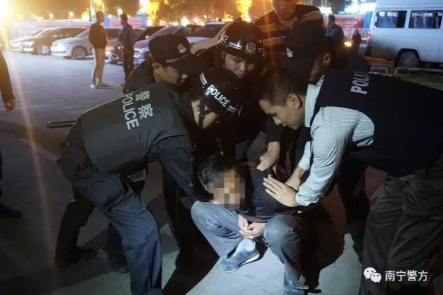 广西南宁警察打击黄赌毒 一夜抓了262人 - 靖西市·靖西网