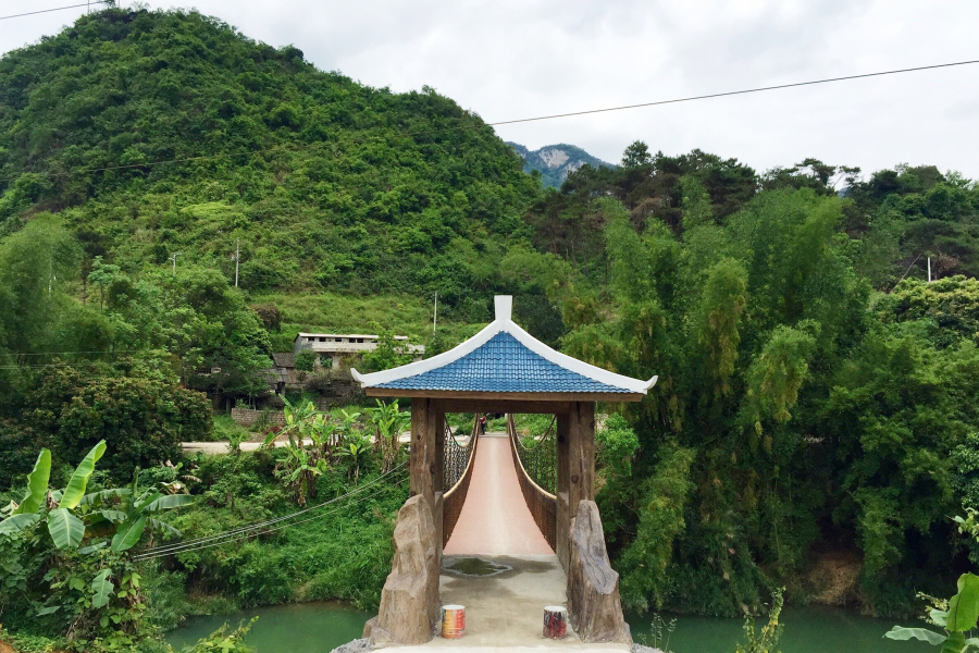 靖西湖润百雅屯铁索桥，山青水绿，郁郁葱葱，宜人春色，山村景致新。 - 靖西市·靖西网