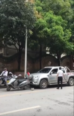 【视频】百色桂林街路怒司机追尾砸车，电驴好牛逼啊 - 靖西市·靖西网