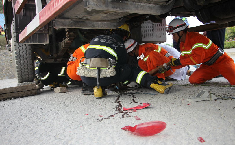 百色：摩托车遭大货车碾压 一人被压轮底 - 靖西市·靖西网