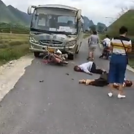 靖西壬庄车祸，大巴撞上摩托车两人倒地不起（附视频） - 靖西市·靖西网