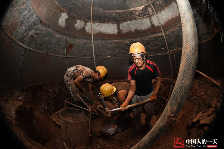 走进工地，走近夫妻搭档的挖桩农民工 - 靖西市·靖西网