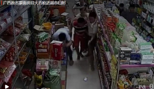 广西某超市被数名蒙面男子持枪扫射，超市内一些村民躲闪不及被打中。 - 靖西市·靖西网