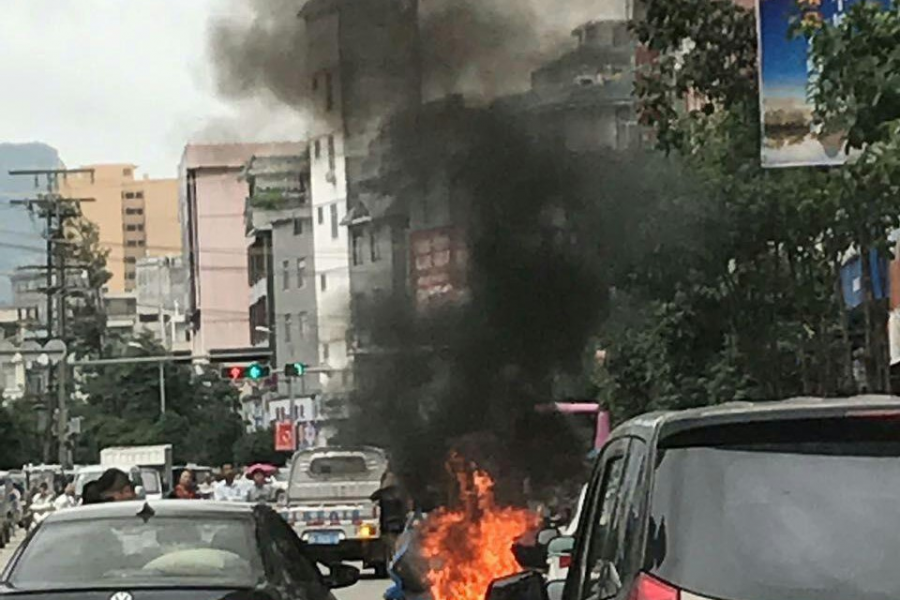 靖西城中路财富广场附近一辆电车起火，浓烟滚滚 - 靖西市·靖西网