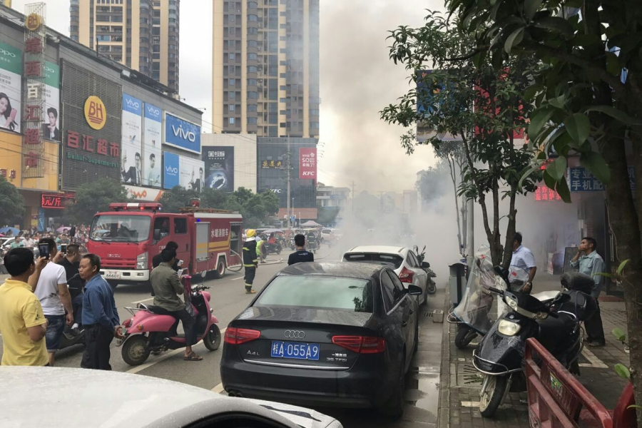 靖西城中路财富广场附近一辆电车起火，浓烟滚滚 - 靖西市·靖西网