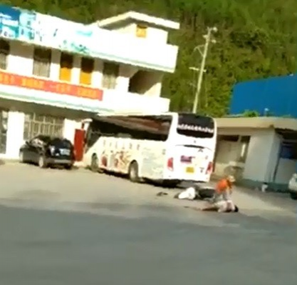 [视频]恐怖！靖西18岁美女在那坡某加油站被一男子捅死。可惜！ - 靖西市·靖西网
