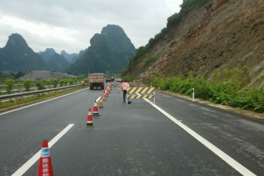 崇靖高速公路这里又有落石 - 靖西市·靖西网