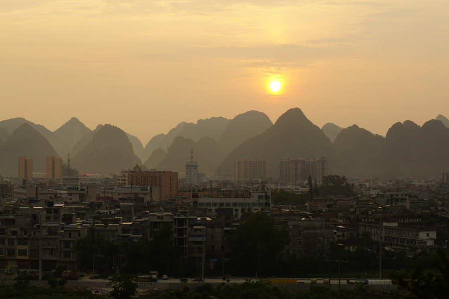 雨后早晨，红日初升，靖西市区上空金光灿烂、霞光万里。 - 靖西市·靖西网