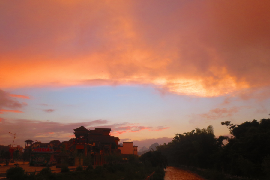 雨后早晨，红日初升，靖西市区上空金光灿烂、霞光万里。 - 靖西市·靖西网