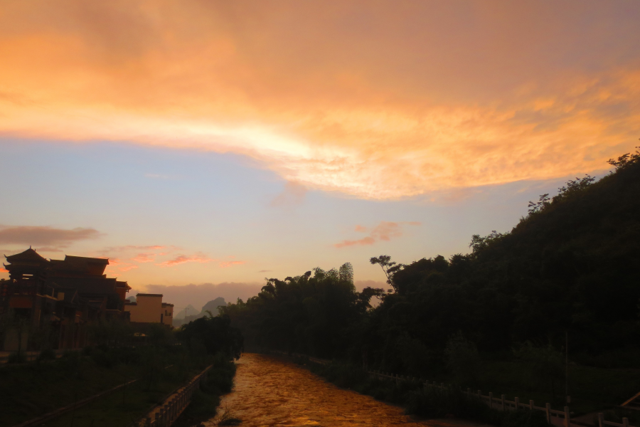 雨后早晨，红日初升，靖西市区上空金光灿烂、霞光万里。 - 靖西市·靖西网