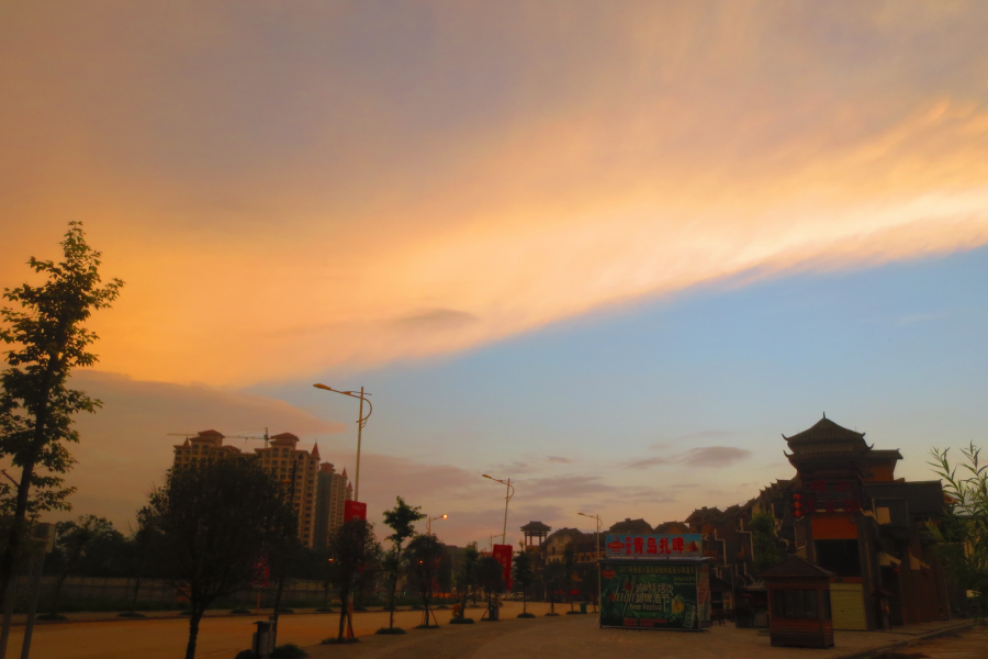 雨后早晨，红日初升，靖西市区上空金光灿烂、霞光万里。 - 靖西市·靖西网
