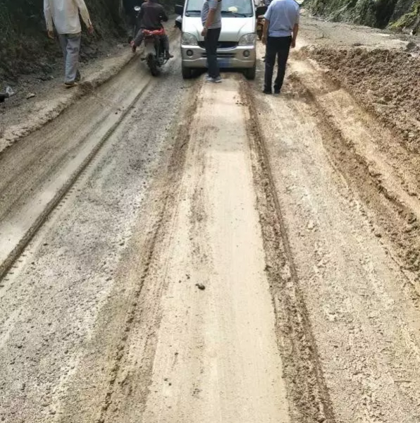 靖西三叠岭路段一面包车底盘被卡“难以动弹”！ - 靖西市·靖西网