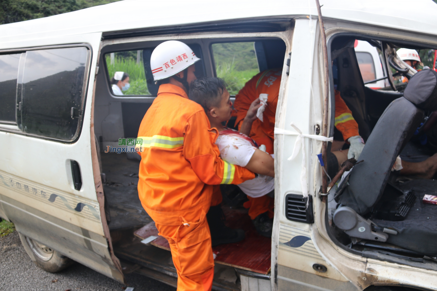 雨天路滑引发车祸 百色靖西消防全力相救! - 靖西市·靖西网