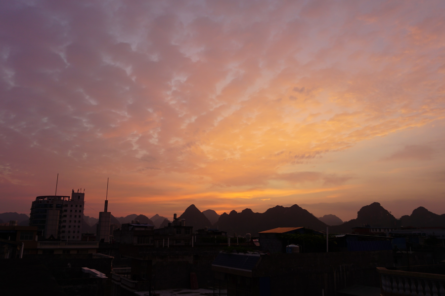 雨后早晨，红日初升，靖西市区上空金光灿烂、霞光万里。 - 靖西市·靖西网