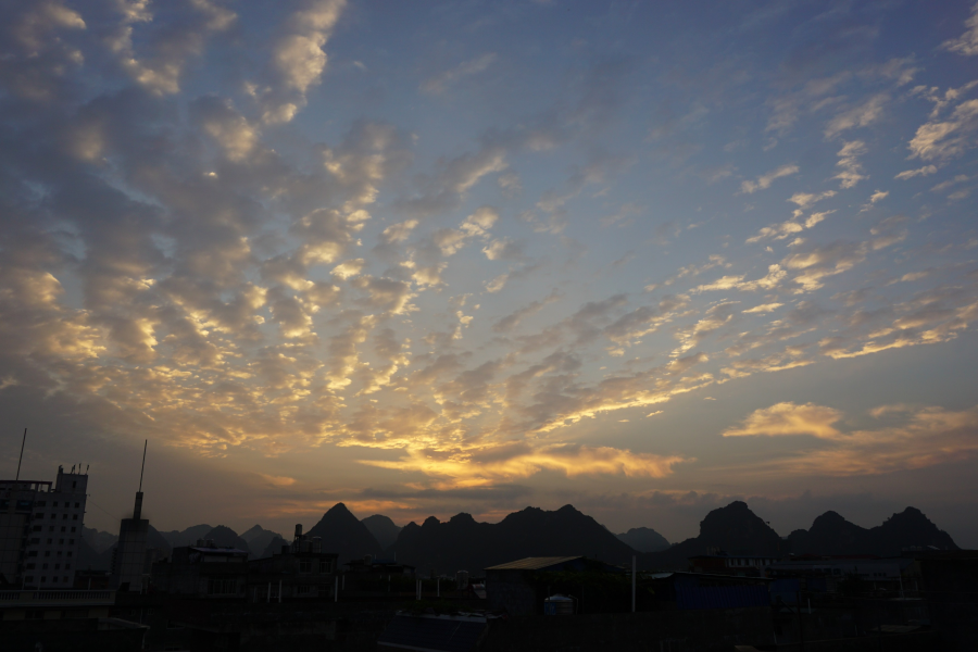 雨后早晨，红日初升，靖西市区上空金光灿烂、霞光万里。 - 靖西市·靖西网