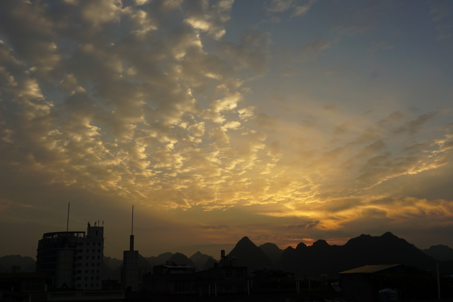 雨后早晨，红日初升，靖西市区上空金光灿烂、霞光万里。 - 靖西市·靖西网