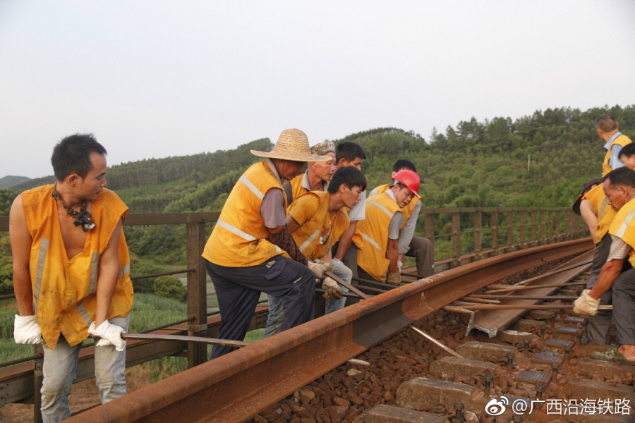 铁路钢轨是怎么更换的？ - 靖西市·靖西网