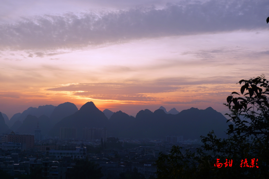 旭日起东峰，云天一片红。太极山上看日出。 - 靖西市·靖西网