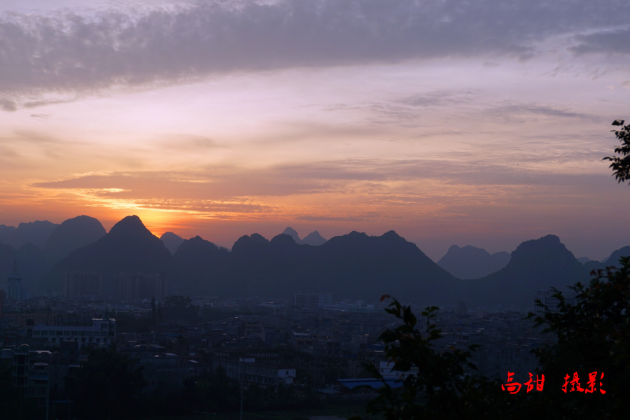 旭日起东峰，云天一片红。太极山上看日出。 - 靖西市·靖西网