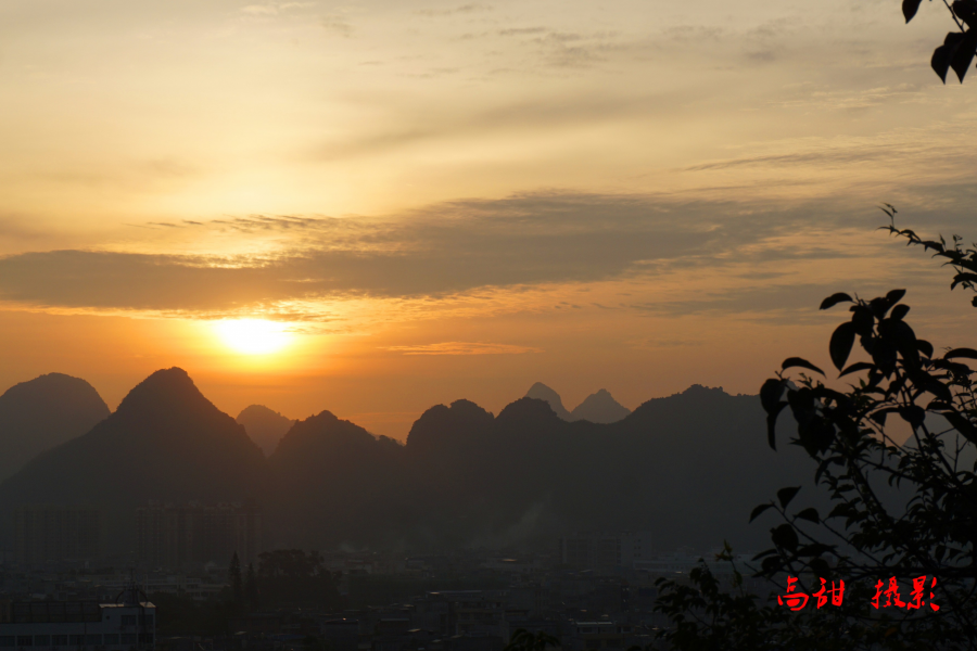 旭日起东峰，云天一片红。太极山上看日出。 - 靖西市·靖西网