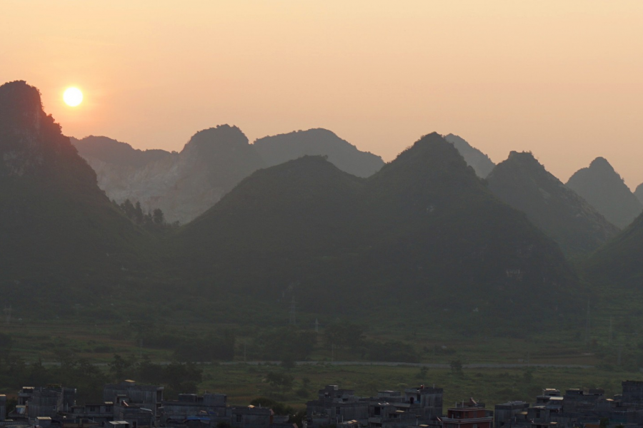 旭日起东峰，云天一片红。太极山上看日出。 - 靖西市·靖西网