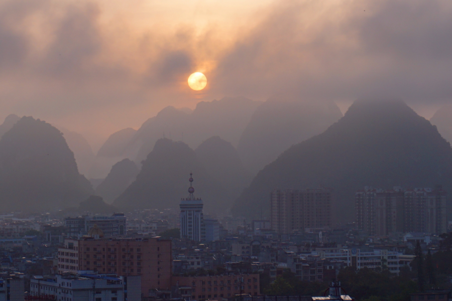 旭日起东峰，云天一片红。太极山上看日出。 - 靖西市·靖西网