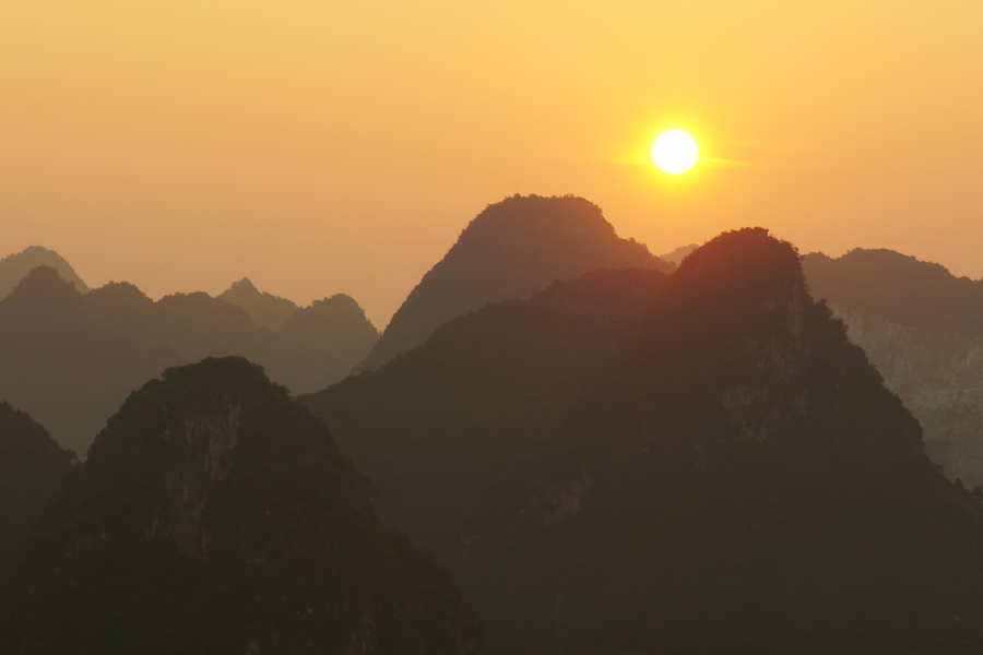 旭日起东峰，云天一片红。太极山上看日出。 - 靖西市·靖西网