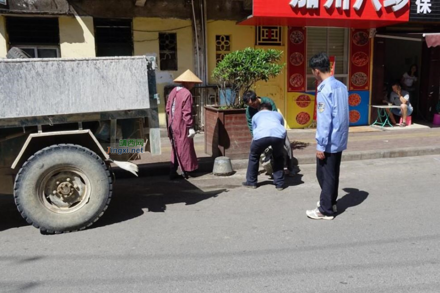 清理遗留建筑垃圾，营造整洁干净城区街道 - 靖西市·靖西网