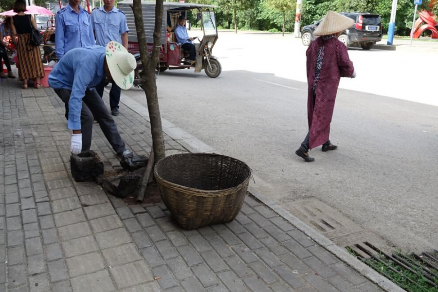 清理遗留建筑垃圾，营造整洁干净城区街道 - 靖西市·靖西网