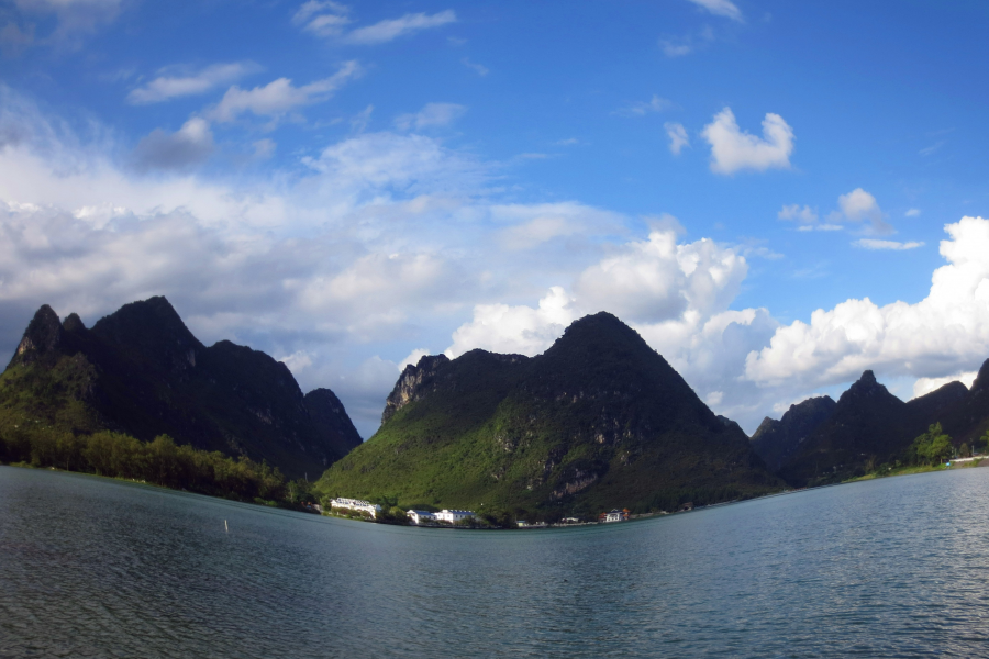 清秋明山色，艳阳丽湖光。 - 靖西市·靖西网