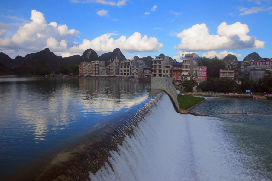 清秋明山色，艳阳丽湖光。 - 靖西市·靖西网