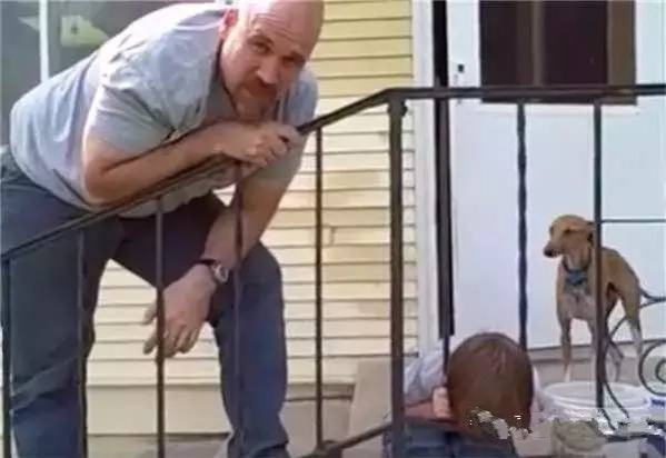 外国小男孩头被栏杆卡住了, 爸爸的处理让国人大开眼界 - 靖西市·靖西网