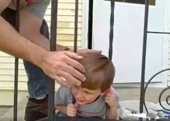 外国小男孩头被栏杆卡住了, 爸爸的处理让国人大开眼界 - 靖西市·靖西网