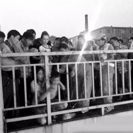 外国小男孩头被栏杆卡住了, 爸爸的处理让国人大开眼界 - 靖西市·靖西网