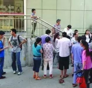 外国小男孩头被栏杆卡住了, 爸爸的处理让国人大开眼界 - 靖西市·靖西网