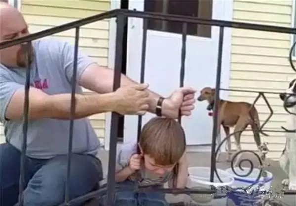 外国小男孩头被栏杆卡住了, 爸爸的处理让国人大开眼界 - 靖西市·靖西网