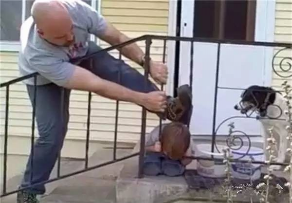 外国小男孩头被栏杆卡住了, 爸爸的处理让国人大开眼界 - 靖西市·靖西网