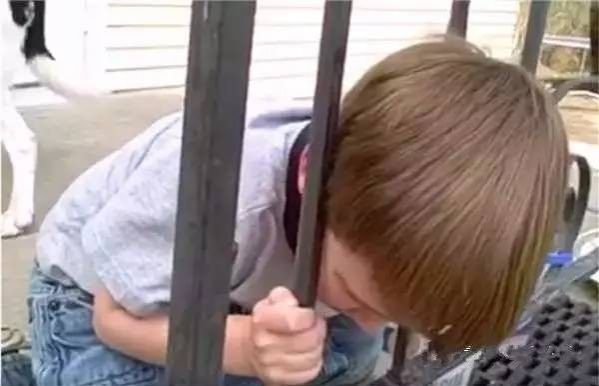 外国小男孩头被栏杆卡住了, 爸爸的处理让国人大开眼界 - 靖西市·靖西网