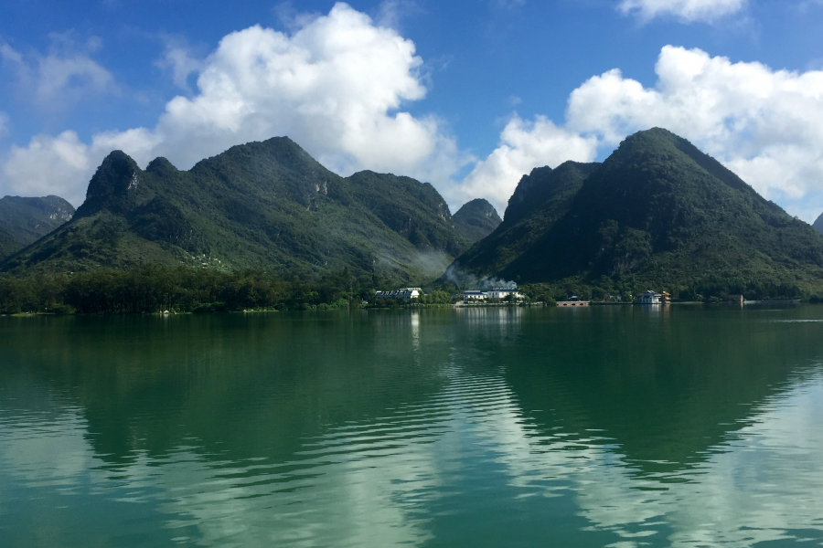 清秋明山色，艳阳丽湖光。 - 靖西市·靖西网