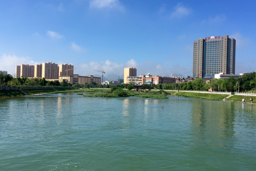 清秋明山色，艳阳丽湖光。 - 靖西市·靖西网