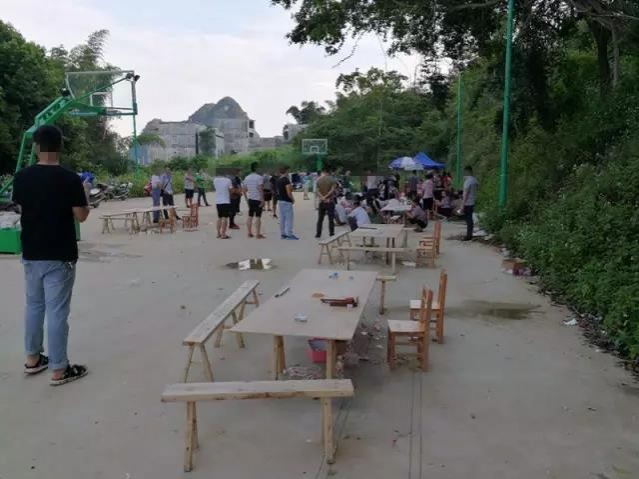 几十名男女聚围了好几圈 原来是在“划玉米籽”赌博 靖西警方实施“零容忍”打击 - 靖西市·靖西网