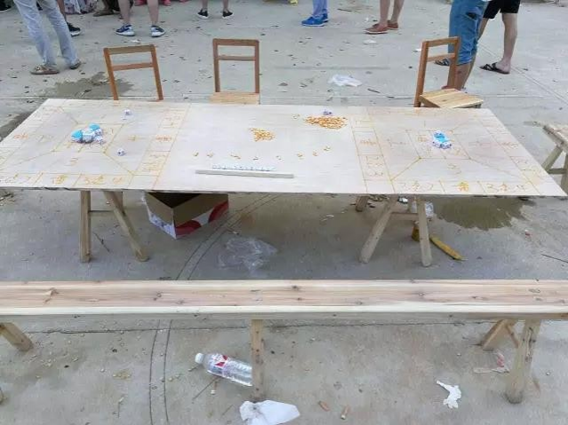 几十名男女聚围了好几圈 原来是在“划玉米籽”赌博 靖西警方实施“零容忍”打击 - 靖西市·靖西网